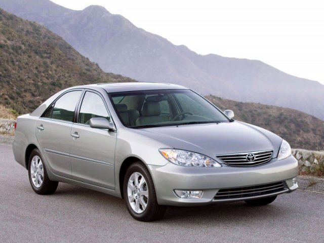 Toyota_Camry_Sedan_2004.jpg