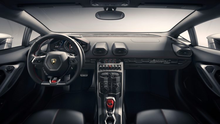 На фотоснимке салон Lamborghini Huracan