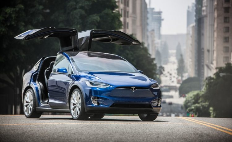 Современный Марти МакФлай для путешествий во времени выбрал бы Tesla Model X