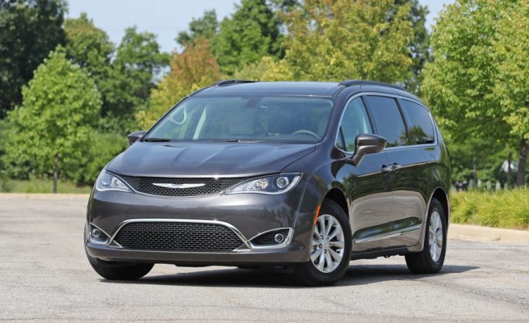Chrysler Pacifica Touring 2023-2024 года