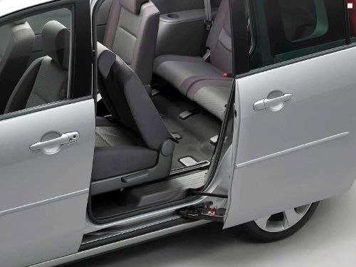 Сдвижные двери Mazda5, явно лучше распашных дверей конкурентов