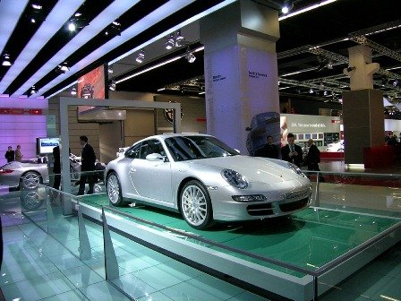 Атмосфера роскоши автосалона Porsche