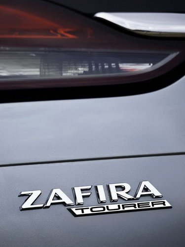 Эмблема на автомобиле Opel Zafira Tourer