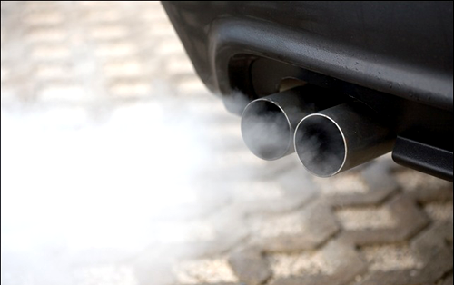 Дымом из выхлопной трубы автомобиль сигнализирует своему владельцу о неисправности