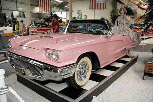Знаменитый розовый Ford Мэрилин Монро