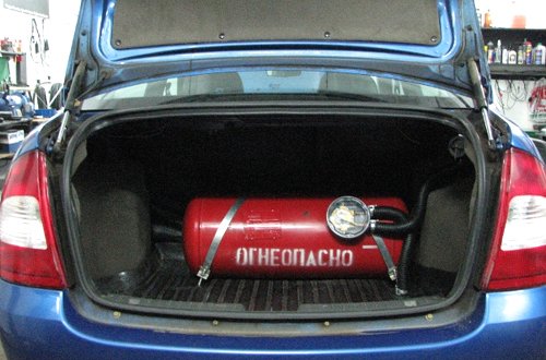 Газовый баллон устанавливается в багажник автомобиля, немного сокращая полезную площадь