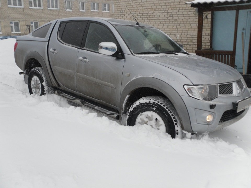 Вытащить автомобиль из снега можно различными способами