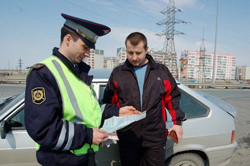 Инспектор ГИБДД обязан выдать нарушителю временное разрешение на вождение, взамен изъятого ВУ
