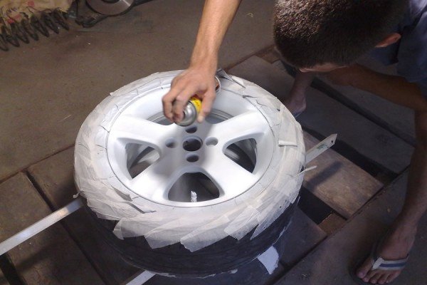 Нанесение краски на колесные диски