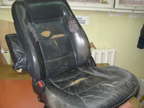Этому креслу явно нужен ремонт