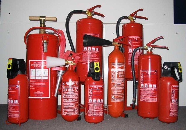 Производители предлагают различные типы огнетушителей