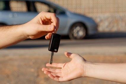 Передача ключей от автомобиля новому владельцу