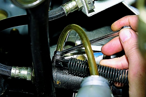 Для открывания и закрывания клапана для выпуска воздуха, необходимо использовать специальный или накидной ключик