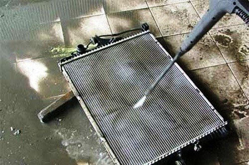 Промывка радиатора водой под давлением