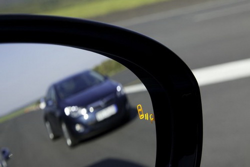 Система контроля слепых зон в Opel Zafira Tourer