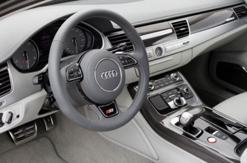 Вид водительского места Audi S8