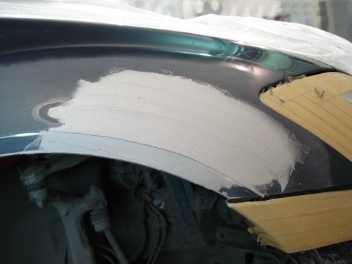 Образец нанесения шпатлевки на поверхность кузова