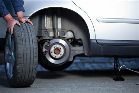 Замена колеса автомобиля в дорожных условиях