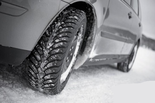 Шипованные зимние шины на заснеженной дороге лучшее средство от различных неожиданностей дороги
