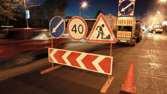Знак "дорожные работы" предупреждает о проводимых на пути следования работах