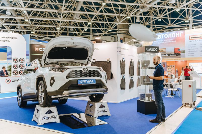 Автомобильные новинки ждут на выставке в Москве: увлекательное путешествие в мир автомобилей