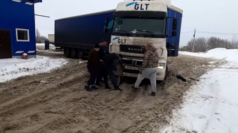 Как безопасно вытаскивать застрявшие в снегу фуры. Познакомьтесь с 15 секретными приемами