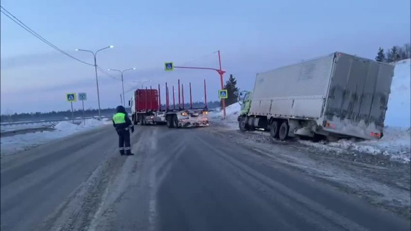 Как безопасно вытаскивать застрявшие в снегу фуры. Познакомьтесь с 15 секретными приемами