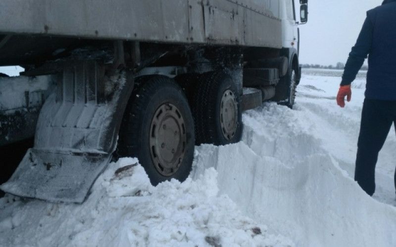 Как безопасно вытаскивать застрявшие в снегу фуры. Познакомьтесь с 15 секретными приемами