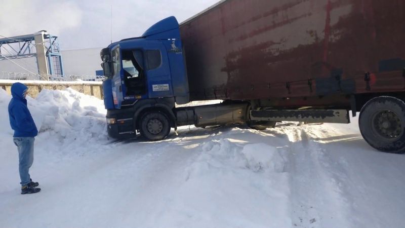 Как безопасно вытаскивать застрявшие в снегу фуры. Познакомьтесь с 15 секретными приемами