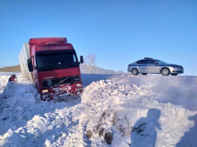 Как безопасно вытаскивать застрявшие в снегу фуры. Познакомьтесь с 15 секретными приемами