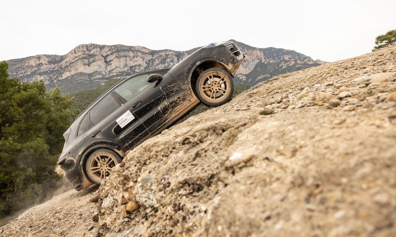 Как Porsche Cayenne 2023 покоряет сердца автолюбителей: впечатляющий комфорт