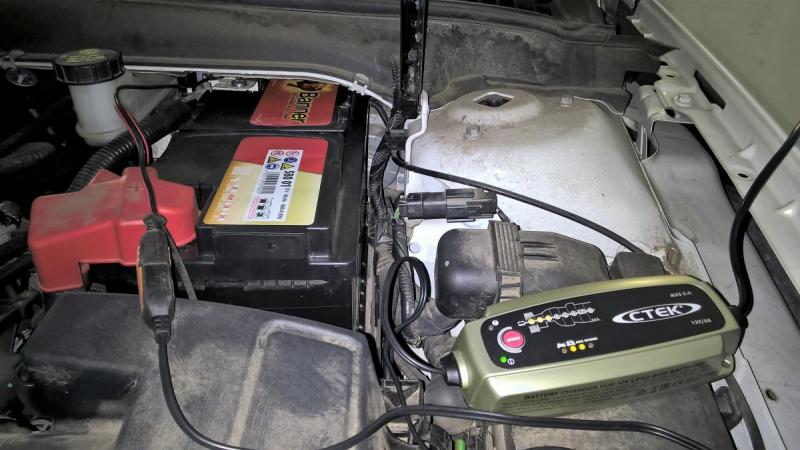 Как правильно поменять аккумулятор в автомобиле без потерь настроек