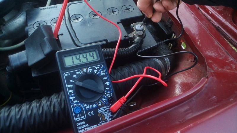 Как протестировать автомобильный аккумулятор прямо за рулем: 15 способов быстрой проверки работоспособности АКБ в домашних условиях