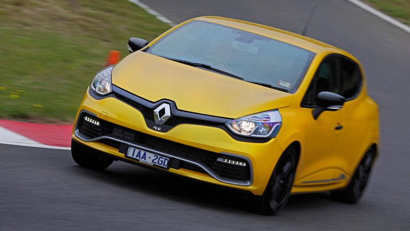 Как Renault Clio RS стала легендарным горячим хэтчбеком — интересные факты и особенности