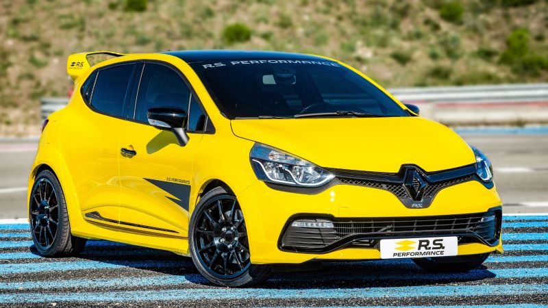 Как Renault Clio RS стала легендарным горячим хэтчбеком — интересные факты и особенности