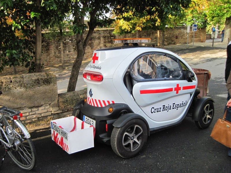 Как Renault Twizy стал символом устойчивого городского транспорта: достоинства и недостатки мини-электрокара