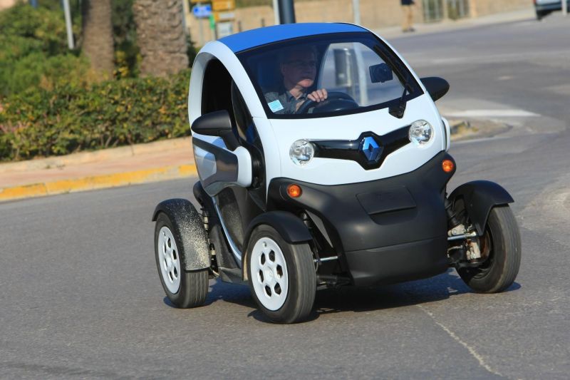 Как Renault Twizy стал символом устойчивого городского транспорта: достоинства и недостатки мини-электрокара