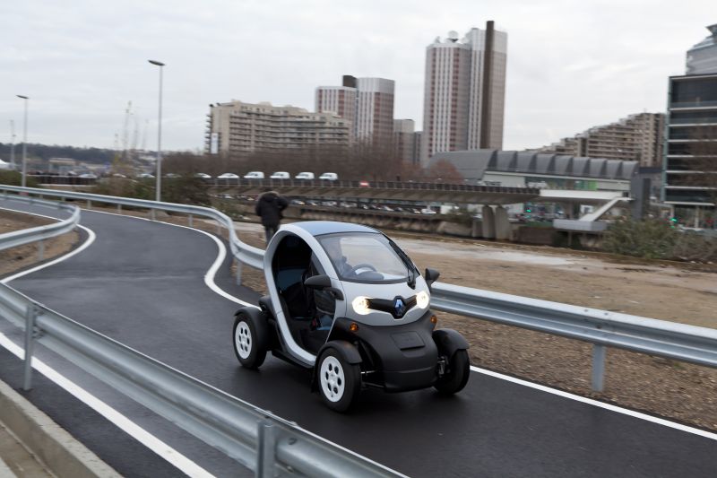 Как Renault Twizy стал символом устойчивого городского транспорта: достоинства и недостатки мини-электрокара
