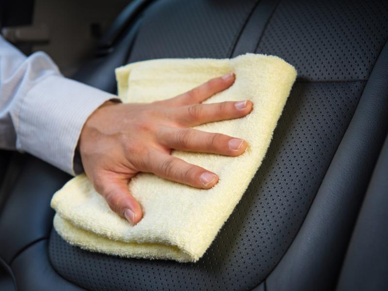 Как сделать идеально чистую кожу в салоне автомобиля: простые способы чистки