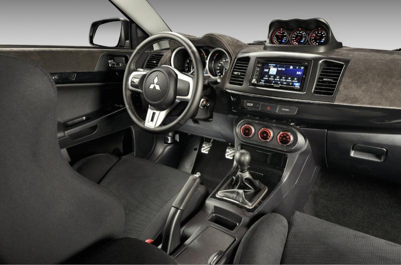 Как сделать салон Mitsubishi Lancer Evolution X идеальным: практические советы для владельцев