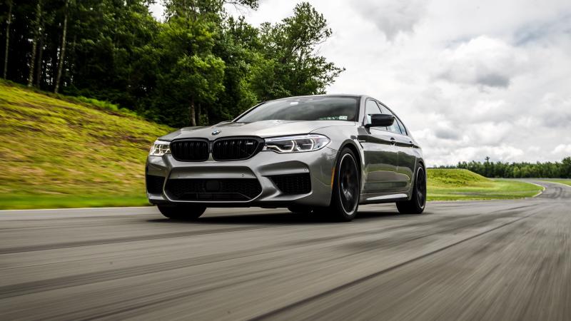 Как скачать обои на рабочий стол с BMW M5 F90: погрузитесь в мир скорости