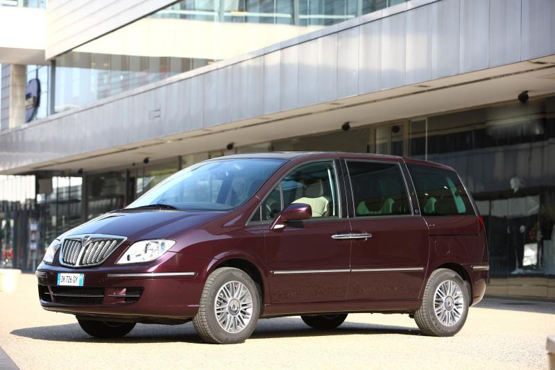 Как сменить крушки във фаровете минивэна Lancia Phedra за 15 простых шагов