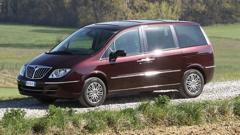 Как сменить крушки във фаровете минивэна Lancia Phedra за 15 простых шагов