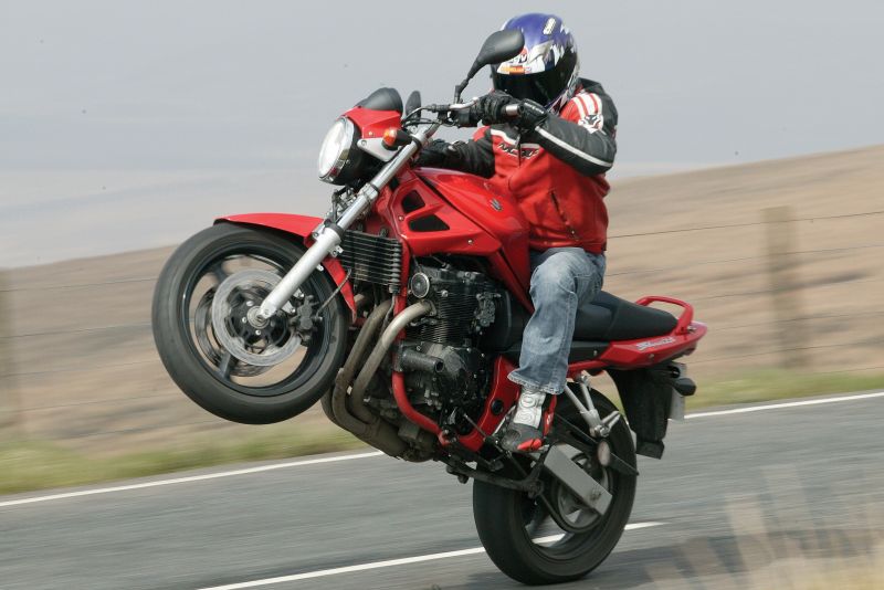 Как Suzuki Bandit 400 подойдет для водителя ростом 190 см: откройте секреты этого мотоцикла
