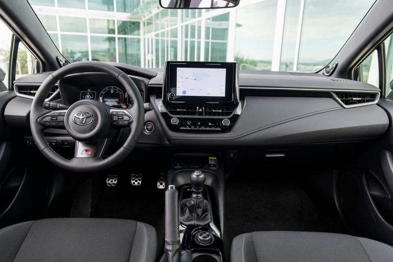 Как Toyota Corolla 2023 в новом кузове может удивить вас своим комфортным и просторным салоном