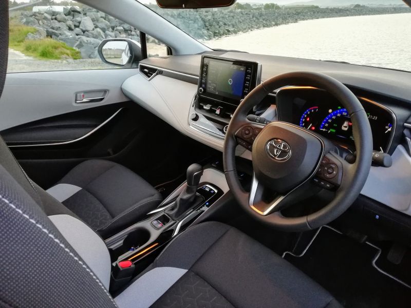 Как Toyota Corolla 2023 в новом кузове может удивить вас своим комфортным и просторным салоном