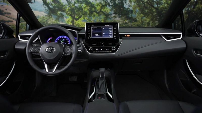 Как Toyota Corolla 2023 в новом кузове может удивить вас своим комфортным и просторным салоном