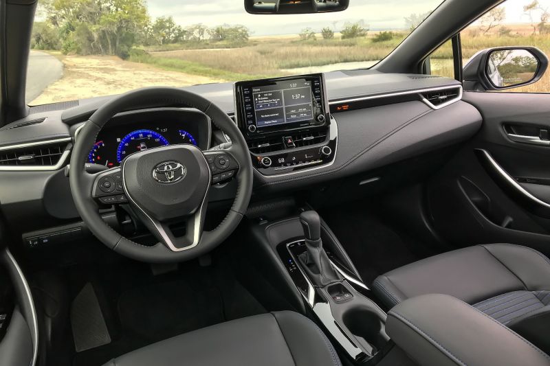 Как Toyota Corolla 2023 в новом кузове может удивить вас своим комфортным и просторным салоном
