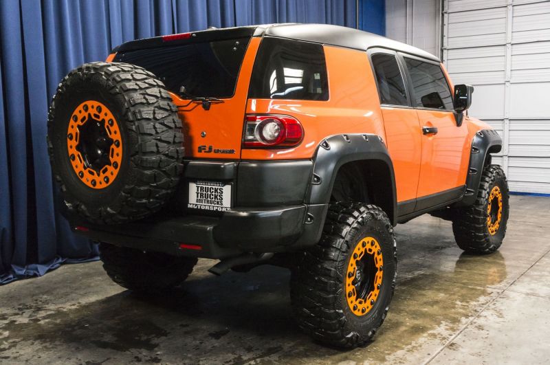 Как Toyota FJ Cruiser удивляет возможностями в 2023 году: 15 особенностей легендарного внедорожника