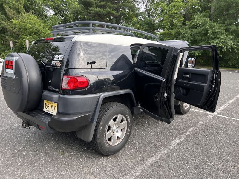 Как Toyota FJ Cruiser удивляет возможностями в 2023 году: 15 особенностей легендарного внедорожника